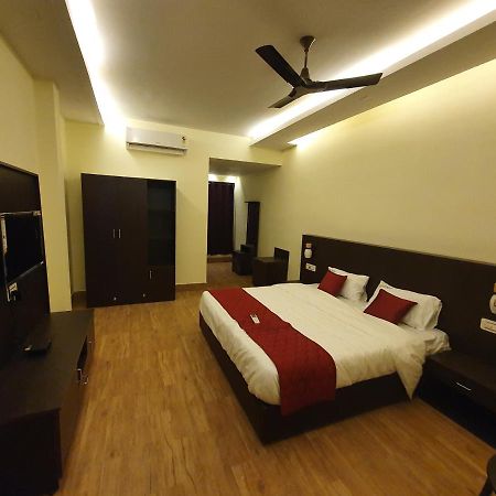 Sri Lakshmi Palace A/C 호텔 Suluru 외부 사진