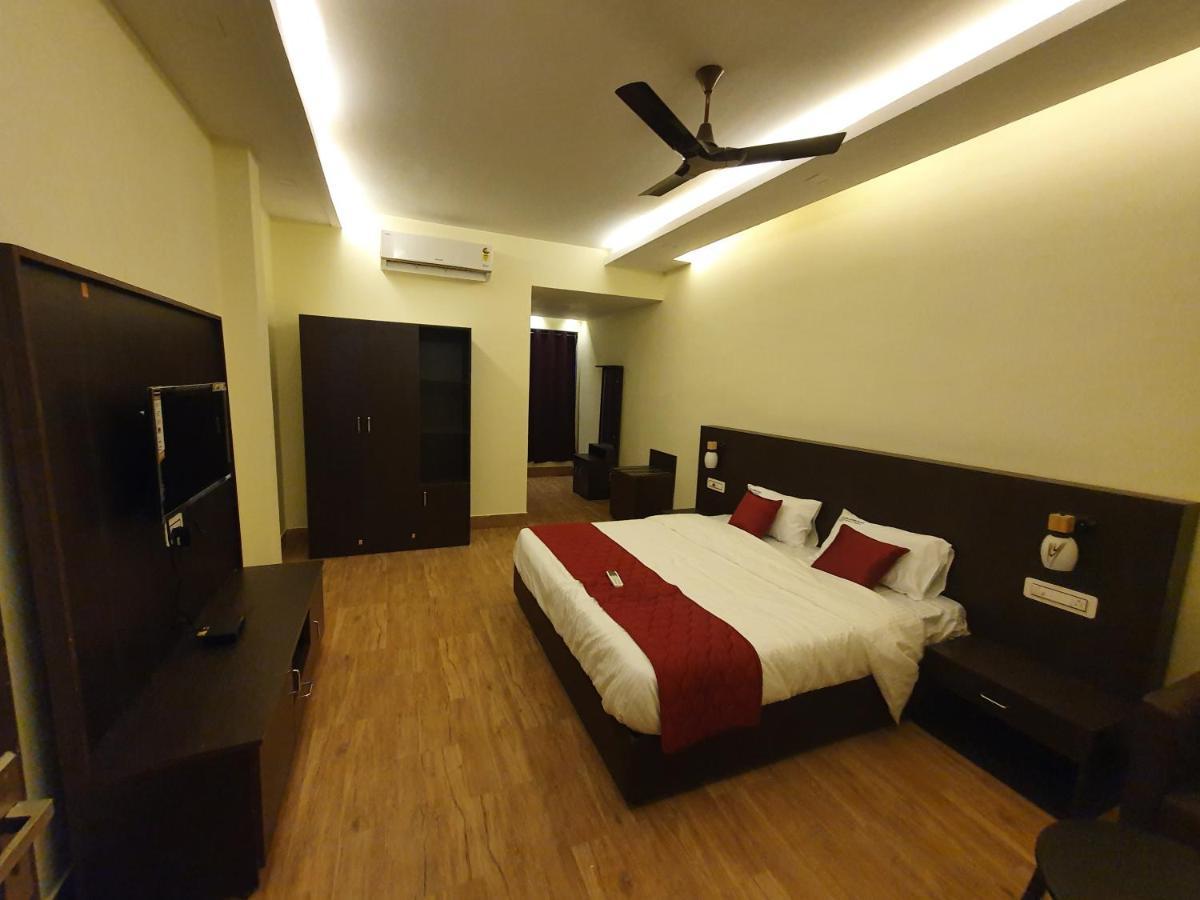 Sri Lakshmi Palace A/C 호텔 Suluru 외부 사진