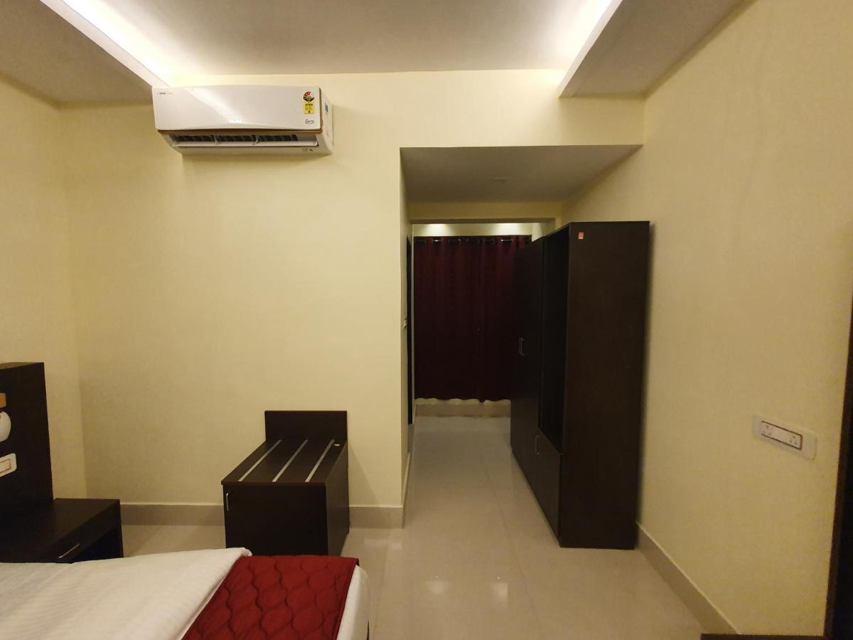 Sri Lakshmi Palace A/C 호텔 Suluru 외부 사진