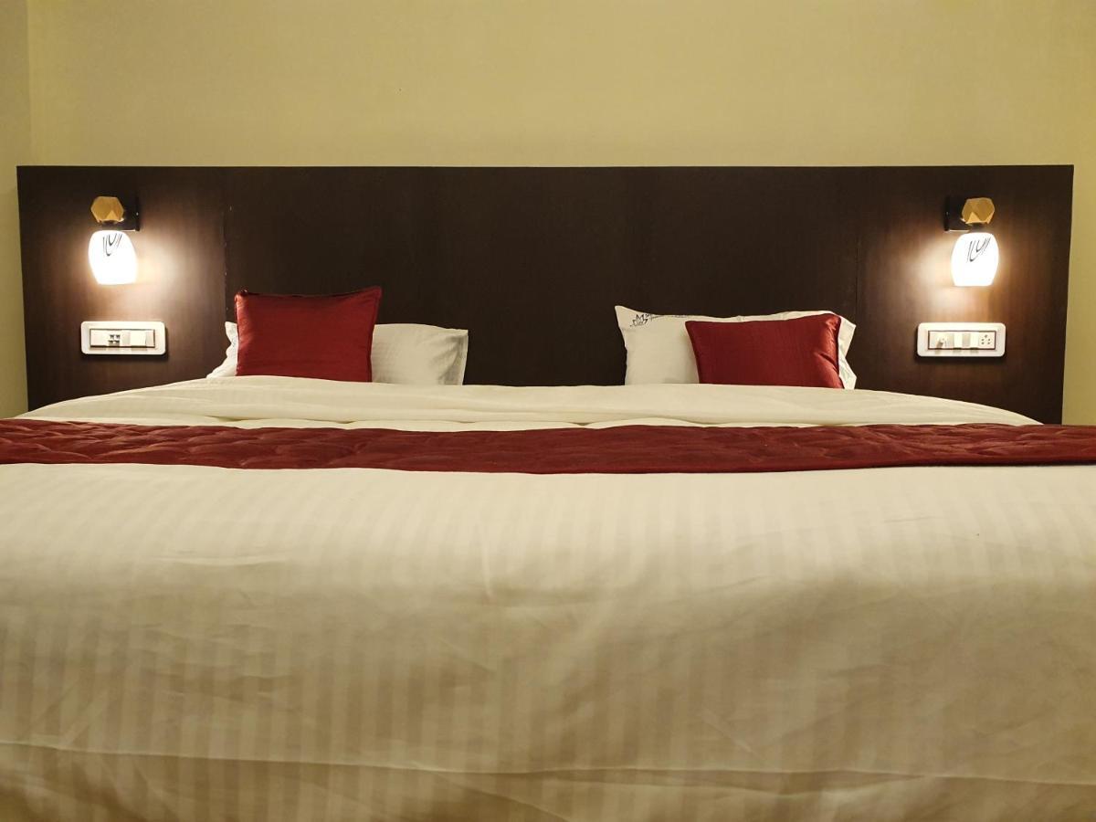 Sri Lakshmi Palace A/C 호텔 Suluru 외부 사진