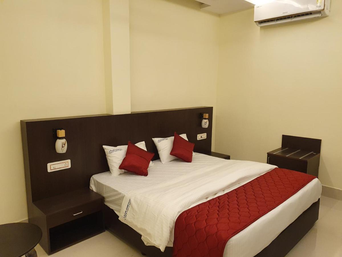 Sri Lakshmi Palace A/C 호텔 Suluru 외부 사진